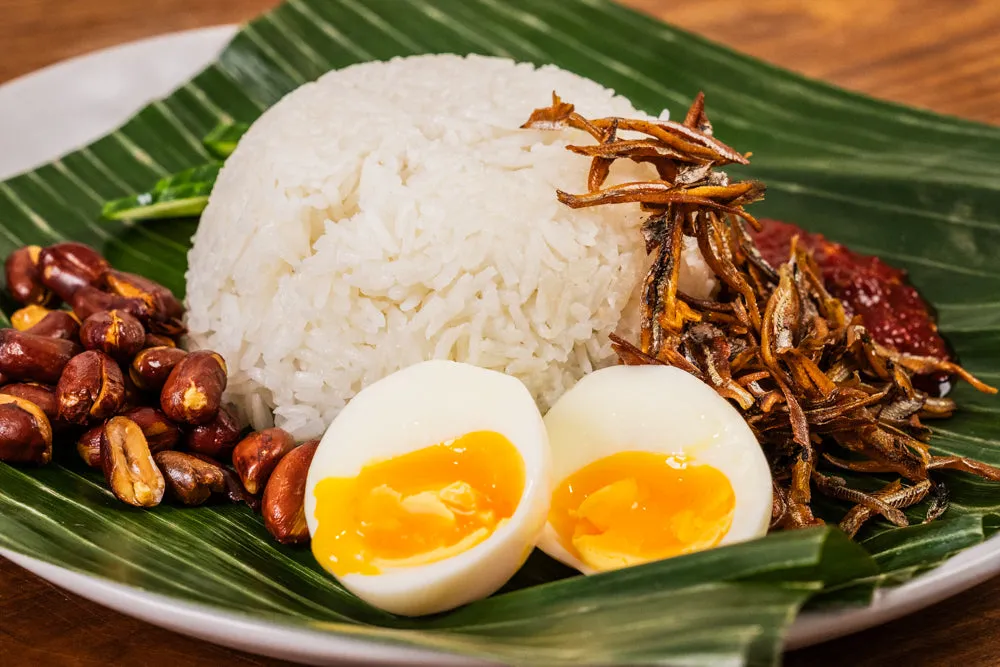 Nasi Lemak được mệnh danh là "quốc hồn quốc túy" của Malaysia với hương vị đậm đà khó quên