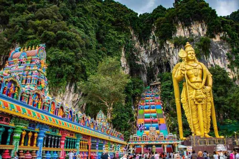 Động Batu Caves hùng vĩ với bức tượng thần Murugan khổng lồ
