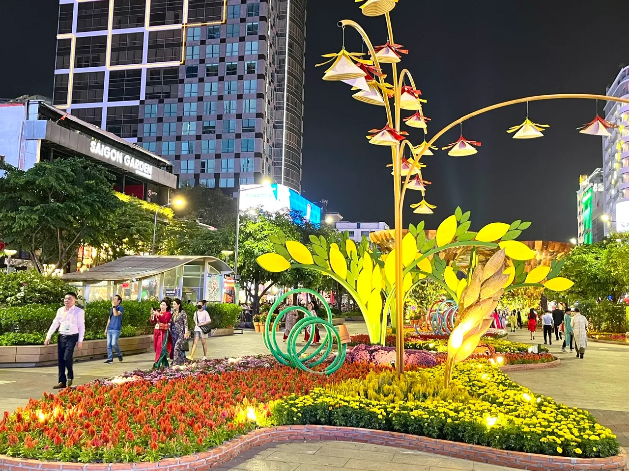 Phố đi bộ tràn ngập sắc xuân mỗi dịp Tết đến