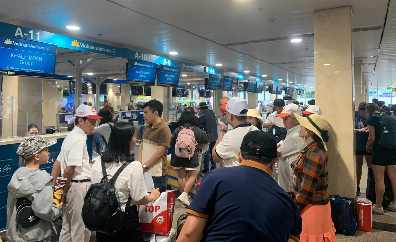 Lượng lớn người dân đổ bộ sân bay sau dịp nghỉ Tết