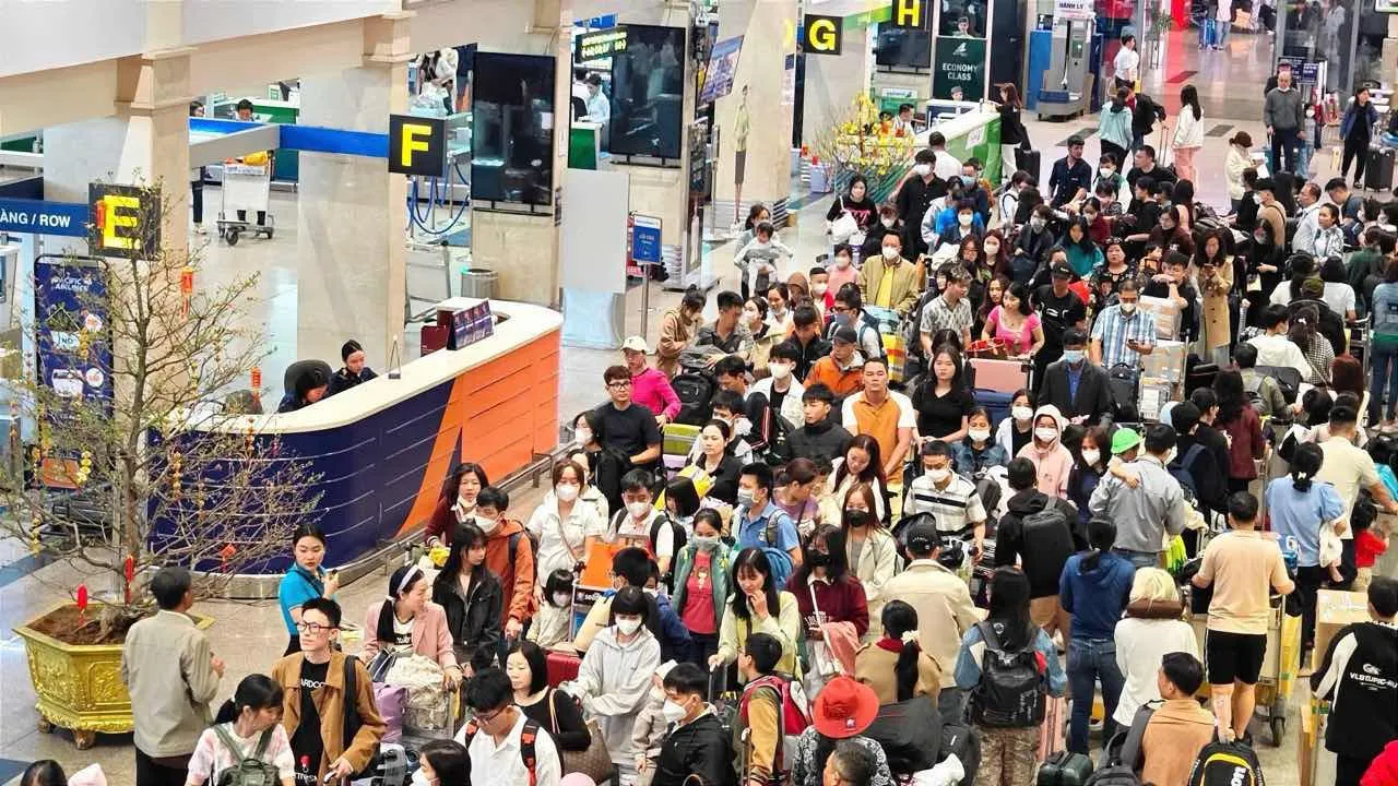 Sân bay dịp Tết luôn đông đúc lượng người về quê với gia đình